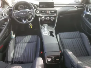 2022 Genesis G70 2.0T z VIN KMTG34TA1NU103382, wystawiony jako Copart lot #49459415 z przebiegiem 28 399 mil mil oraz Szkody całkowita. Historia ofert i sprzedaży dostępna na DreamBid. Obrazek 8.
