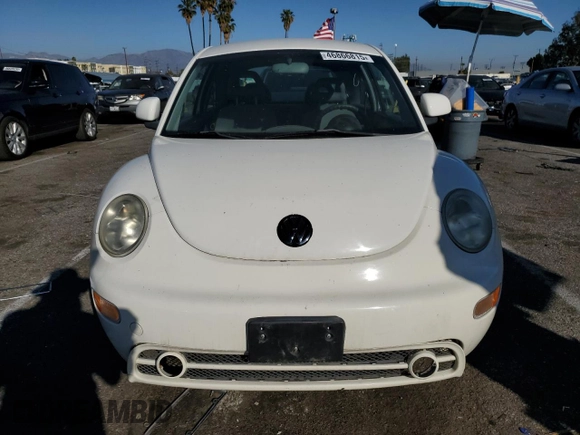 1999 Volkswagen Beetle GLS z VIN 3VWCA21C6XM406433, wystawiony jako Copart lot #46866815 z przebiegiem 64 045 mil mil oraz Czysty tytuł • Clean title. Historia ofert i sprzedaży dostępna na DreamBid. Obrazek 5.