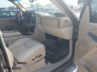 2005 Chevrolet Avalanche LS with VIN 3GNEC12Z95G116080, listed as a IAAI auction lot 42041702 with 190,358 mi miles. Bid and sale history available at carsss.com. Image 5.
