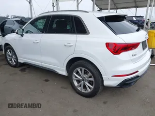 2021 Audi Q3 S line Premium z VIN WA1DECF31M1074155, wystawiony jako IAAI lot #42381678 z przebiegiem 36 894 mil mil oraz . Historia ofert i sprzedaży dostępna na DreamBid. Obrazek 3.