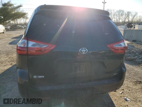 2017 Toyota Sienna XLE Auto Access Seat z VIN 5TDYZ3DC9HS873222, wystawiony jako Copart lot #42537675 z przebiegiem Nie podano mil oraz Szkoda całkowita • Salvage title. Historia ofert i sprzedaży dostępna na DreamBid. Obrazek 6.