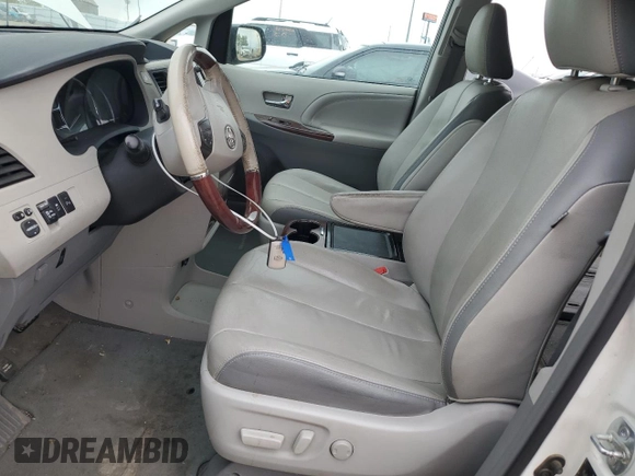 2012 Toyota Sienna XLE с VIN 5TDDK3DC8CS043732, выставлен на аукционе Copart как лот 58037885 с пробегом 234 881 миль миль и Списание • Salvage title. История ставок и продаж доступна на DreamBid. Изображение 7.