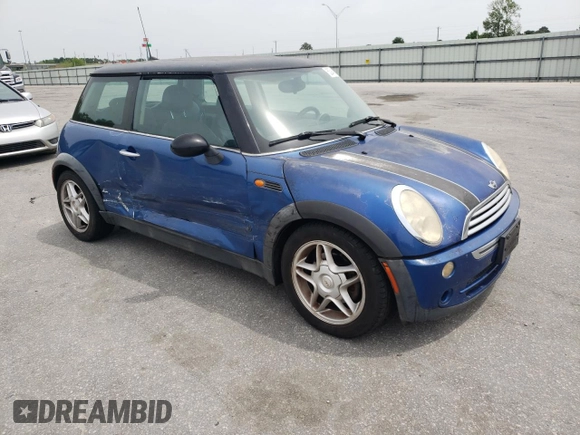 2005 MINI Hardtop z VIN WMWRC33575TJ72830, wystawiony jako Copart lot #53948105 z przebiegiem 121 751 mil mil oraz Szkoda całkowita • Salvage title. Historia ofert i sprzedaży dostępna na DreamBid. Obrazek 4.