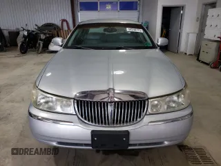 2002 Lincoln Town Car Executive z VIN 1LNHM81W32Y628546, wystawiony jako Copart lot #54248775 z przebiegiem 188 496 mil mil oraz Czysty tytuł • Clean title. Historia ofert i sprzedaży dostępna na DreamBid. Obrazek 5.
