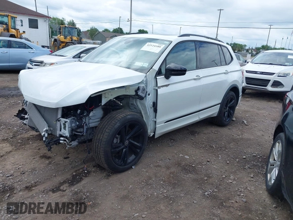 2024 Volkswagen Tiguan SE R-Line Black with VIN 3VV8B7AX3RM111526, listed as a IAAI auction lot 42524100 with 7,280 mi miles and . Bid and sale history available at DreamBid. Image 18.