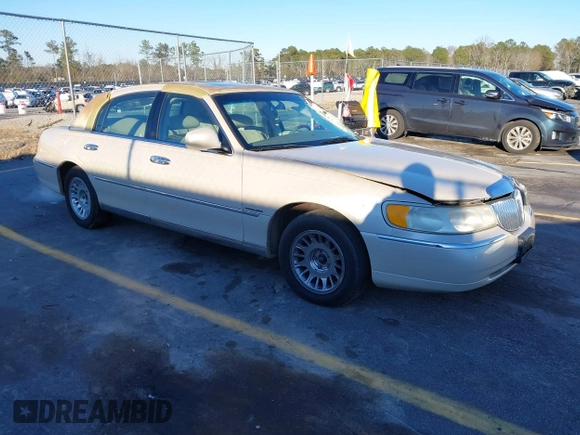 2001 Lincoln Town Car Cartier z VIN 1LNHM83W21Y621003, wystawiony jako IAAI lot #41291516 z przebiegiem 145 455 mil mil oraz . Historia ofert i sprzedaży dostępna na DreamBid. Obrazek 1.