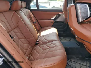 2023 BMW 7 Series 740i z VIN WBA23EH08PCM38868, wystawiony jako Copart lot #59627874 z przebiegiem 17 691 mil mil oraz Szkoda całkowita • Salvage title. Historia ofert i sprzedaży dostępna na DreamBid. Obrazek 10.