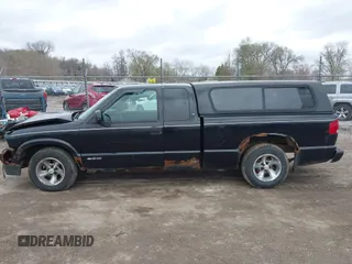 2001 Chevrolet S-10 LS with VIN 1GCCS19W818112858, listed as a IAAI auction lot 41955250 with 185,516 mi miles and . Bid and sale history available at DreamBid. Image 14.
