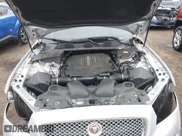 2015 Jaguar XJ with VIN SAJWA2GZ8F8V83551, listed as a IAAI auction lot 41909403 with 112,098 mi miles. Bid and sale history available at carsss.com. Image 10.