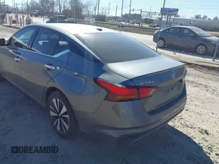 2019 Nissan Altima 2.5 SV with VIN 1N4BL4DV7KC121581, listed as a IAAI auction lot 41695568 with 109,447 mi miles. Bid and sale history available at carsss.com. Image 3.