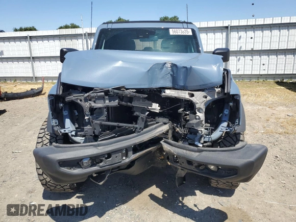 2023 Ford Bronco z VIN 1FMDE5BHXPLA99837, wystawiony jako Copart lot #56073885 z przebiegiem 9 679 mil mil oraz Szkoda całkowita • Salvage title. Historia ofert i sprzedaży dostępna na DreamBid. Obrazek 5.