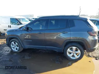 2019 Jeep Compass Latitude with VIN 3C4NJDBB4KT597331, listed as a IAAI auction lot 41664673 with 98,042 mi miles. Bid and sale history available at carsss.com. Image 14.