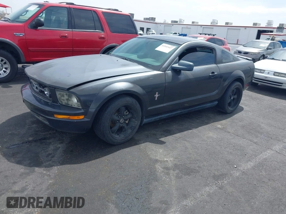2007 Ford Mustang Deluxe with VIN 1ZVFT80N275219256, listed as a IAAI auction lot 41932447 with Not Provided miles. Bid and sale history available at carsss.com. Image 2.