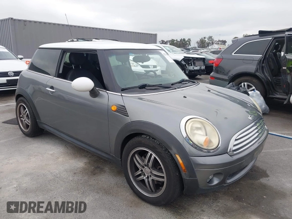 2010 MINI Hardtop z VIN WMWMF3C57ATZ25476, wystawiony jako IAAI lot #42745866 z przebiegiem 100 461 mil mil oraz . Historia ofert i sprzedaży dostępna na DreamBid. Obrazek 1.