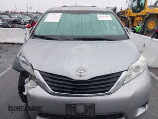 2014 Toyota Sienna LE AAS z VIN 5TDKK3DC1ES488954, wystawiony jako IAAI lot #41557423 z przebiegiem 144 031 mil mil oraz . Historia ofert i sprzedaży dostępna na DreamBid. Obrazek 12.