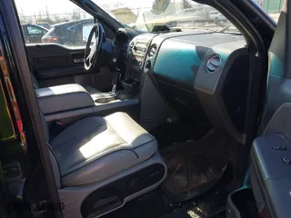 2006 Lincoln Mark LT with VIN 5LTPW18586FJ11319, listed as a IAAI auction lot 41465999 with 330,580 mi miles. Bid and sale history available at carsss.com. Image 5.
