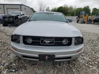 2007 Ford Mustang Deluxe z VIN 1ZVFT80N275364703, wystawiony jako Copart lot #56668525 z przebiegiem 183 132 mil mil oraz Czysty tytuł • Clean title. Historia ofert i sprzedaży dostępna na DreamBid. Obrazek 5.