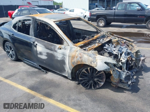 2020 Toyota Camry SE z VIN 4T1G11AK6LU909869, wystawiony jako IAAI lot #42071954 z przebiegiem 61 631 mil mil oraz . Historia ofert i sprzedaży dostępna na DreamBid. Obrazek 1.