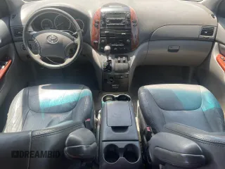 2004 Toyota Sienna XLE z VIN 5TDZA22C54S156657, wystawiony jako Copart lot #56952295 z przebiegiem 217 176 mil mil oraz Czysty tytuł • Clean title. Historia ofert i sprzedaży dostępna na DreamBid. Obrazek 8.