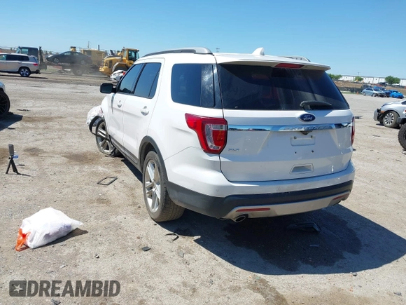 2017 Ford Explorer XLT z VIN 1FM5K7D83HGD11705, wystawiony jako IAAI lot #42064869 z przebiegiem 195 328 mil mil oraz . Historia ofert i sprzedaży dostępna na DreamBid. Obrazek 3.