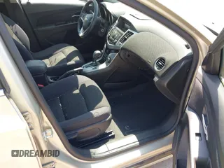 2014 Chevrolet Cruze 1LT z VIN 1G1PC5SB6E7196812, wystawiony jako IAAI lot #42393427 z przebiegiem 120 376 mil mil oraz . Historia ofert i sprzedaży dostępna na DreamBid. Obrazek 5.