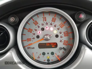 2006 MINI Hardtop z VIN WMWRC33506TK71183, wystawiony jako IAAI lot #41821227 z przebiegiem 87 958 mil mil oraz . Historia ofert i sprzedaży dostępna na DreamBid. Obrazek 7.