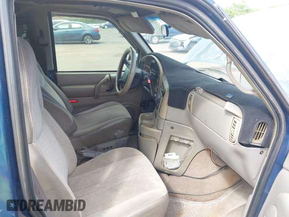2000 GMC Safari Passenger with VIN 1GKDM19W3YB516456, listed as a IAAI auction lot 41653733 with 168,265 mi miles. Bid and sale history available at carsss.com. Image 5.