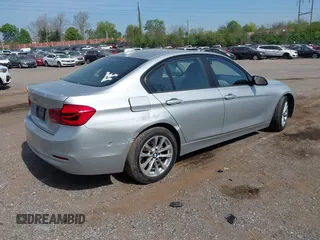 2018 BMW 3 Series 320i xDrive z VIN WBA8A3C5XJA494899, wystawiony jako IAAI lot #42092150 z przebiegiem 60 884 mil mil oraz . Historia ofert i sprzedaży dostępna na DreamBid. Obrazek 4.