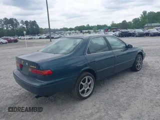 1997 Toyota Camry LE z VIN 4T1BG22K7VU005271, wystawiony jako IAAI lot #42098097 z przebiegiem Nie podano mil oraz . Historia ofert i sprzedaży dostępna na DreamBid. Obrazek 4.