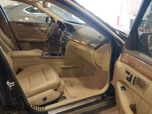2012 Mercedes-Benz E 350 Luxury z VIN WDDHF8JB5CA563419, wystawiony jako IAAI lot #42184077 z przebiegiem 136 795 mil mil oraz . Historia ofert i sprzedaży dostępna na DreamBid. Obrazek 5.