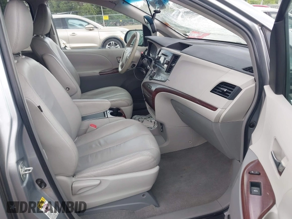 2011 Toyota Sienna XLE AAS z VIN 5TDYK3DC7BS067407, wystawiony jako IAAI lot #42312520 z przebiegiem 175 945 mil mil oraz . Historia ofert i sprzedaży dostępna na DreamBid. Obrazek 5.