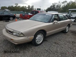 1993 Oldsmobile 88 z VIN 1G3HY53L9P1806650, wystawiony jako Copart lot #79494704 z przebiegiem 79 017 mil mil oraz Tytuł czysty. Historia ofert i sprzedaży dostępna na DreamBid. Obrazek 1.
