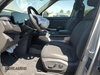 2024 Kia EV9 Wind z VIN KNDAFFS57R6050905, wystawiony jako Copart lot #53863965 z przebiegiem 10 210 mil mil oraz Szkoda całkowita • Salvage title. Historia ofert i sprzedaży dostępna na DreamBid. Obrazek 7.