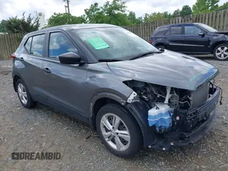 2023 Nissan Kicks S z VIN 3N1CP5BV9PL571677, wystawiony jako IAAI lot #42247459 z przebiegiem 45 799 mil mil oraz . Historia ofert i sprzedaży dostępna na DreamBid. Obrazek 1.