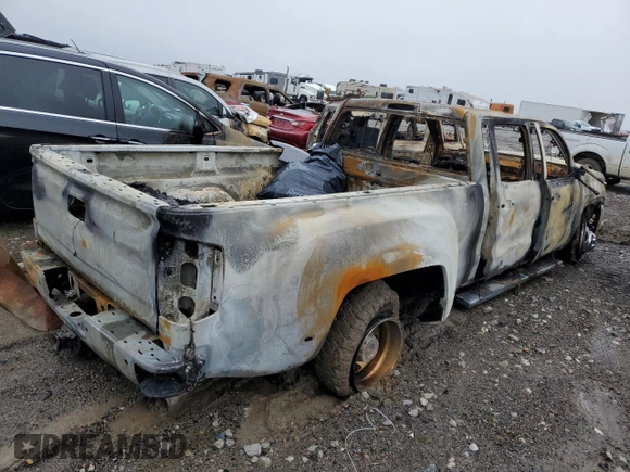 2015 GMC Sierra 3500HD Denali z VIN 1GT424E86FF592155, wystawiony jako Copart lot #38358354 z przebiegiem Nie podano mil oraz Nie do naprawy • Non repairable. Historia ofert i sprzedaży dostępna na DreamBid. Obrazek 3.