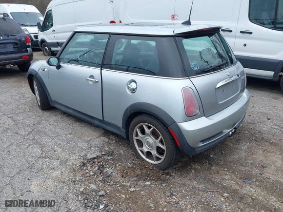 2005 MINI Cooper Hardtop S with VIN WMWRE33445TD93578, listed as a IAAI auction lot 42044654 with 150,123 mi miles. Bid and sale history available at carsss.com. Image 3.