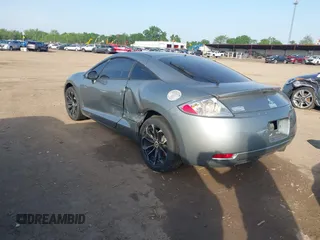 2008 Mitsubishi Eclipse GS z VIN 4A3AK24F28E036454, wystawiony jako IAAI lot #42276489 z przebiegiem 153 707 mil mil oraz . Historia ofert i sprzedaży dostępna na DreamBid. Obrazek 3.