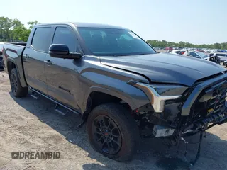 2024 Toyota Tundra Limited z VIN 5TFWA5DB1RX163874, wystawiony jako IAAI lot #42190200 z przebiegiem 5 711 mil mil oraz . Historia ofert i sprzedaży dostępna na DreamBid. Obrazek 1.