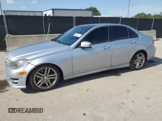 2013 Mercedes-Benz C 300 Sport z VIN WDDGF8AB2DA793559, wystawiony jako Copart lot #60371775 z przebiegiem 139 482 mil mil oraz Czysty tytuł • Clean title. Historia ofert i sprzedaży dostępna na DreamBid. Obrazek 1.