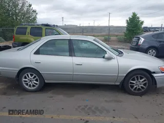 2001 Toyota Camry LE z VIN 4T1BF28K71U127407, wystawiony jako IAAI lot #42247606 z przebiegiem 289 995 mil mil oraz . Historia ofert i sprzedaży dostępna na DreamBid. Obrazek 13.