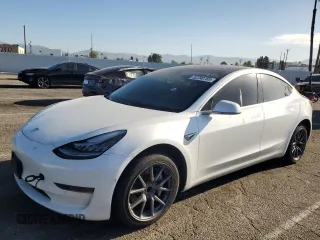 2020 Tesla Model 3 Standard Range Plus z VIN 5YJ3E1EAXLF644911, wystawiony jako Copart lot #52390785 z przebiegiem 138 783 mil mil oraz Szkoda całkowita • Salvage title. Historia ofert i sprzedaży dostępna na DreamBid. Obrazek 1.