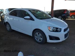 2016 Chevrolet Sonic LS z VIN 1G1JA5SH7G4173236, wystawiony jako IAAI lot #41267900 z przebiegiem 141 060 mil mil oraz . Historia ofert i sprzedaży dostępna na DreamBid. Obrazek 1.