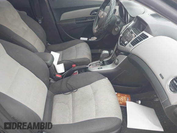 2014 Chevrolet Cruze LS z VIN 1G1PA5SH7E7208234, wystawiony jako IAAI lot #42406322 z przebiegiem 171 414 mil mil oraz . Historia ofert i sprzedaży dostępna na DreamBid. Obrazek 5.