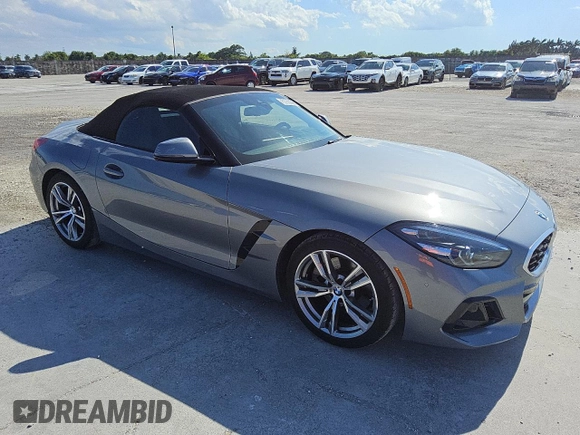 2025 BMW Z4 sDrive30i z VIN WBAHF3C08SWY40779, wystawiony jako Copart lot #56997015 z przebiegiem 18 324 mil mil oraz Tytuł czysty. Historia ofert i sprzedaży dostępna na DreamBid. Obrazek 4.