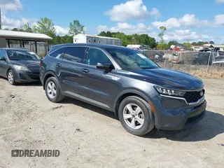 2021 Kia Sorento LX z VIN 5XYRG4LC1MG021424, wystawiony jako IAAI lot #41974592 z przebiegiem 61 270 mil mil oraz . Historia ofert i sprzedaży dostępna na DreamBid. Obrazek 1.