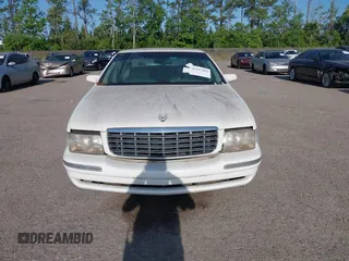 1999 Cadillac DeVille z VIN 1G6KD54Y7XU720668, wystawiony jako IAAI lot #42147461 z przebiegiem 92 054 mil mil oraz . Historia ofert i sprzedaży dostępna na DreamBid. Obrazek 6.
