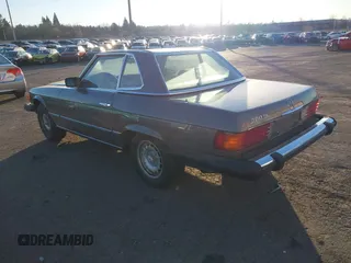 1981 Mercedes-Benz 380 SL z VIN WDBBA45A9BB002673, wystawiony jako IAAI lot #41403982 z przebiegiem 105 008 mil mil oraz . Historia ofert i sprzedaży dostępna na DreamBid. Obrazek 3.