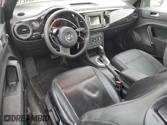 2017 Volkswagen Beetle Fleet z VIN 3VWF17AT8HM621534, wystawiony jako Copart lot #49889215 z przebiegiem 87 960 mil mil oraz Szkoda całkowita • Salvage title. Historia ofert i sprzedaży dostępna na DreamBid. Obrazek 8.