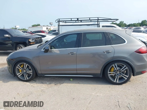 2012 Porsche Cayenne Turbo с VIN WP1AC2A29CLA80486, выставлен на аукционе IAAI как лот 42324263 с пробегом 106 588 миль миль и . История ставок и продаж доступна на DreamBid. Изображение 14.