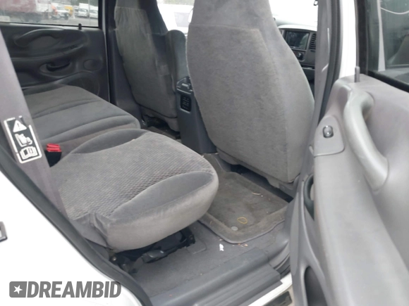 1999 Ford Expedition XLT z VIN 1FMPU18L5XLA15931, wystawiony jako IAAI lot #41952949 z przebiegiem 197 134 mil mil oraz . Historia ofert i sprzedaży dostępna na DreamBid. Obrazek 8.